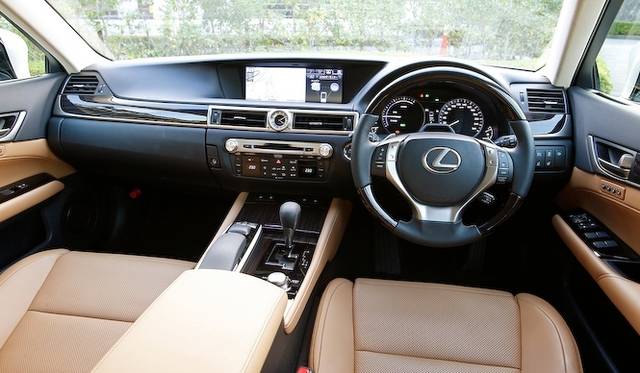 <strong>Lexus GS450h｜レクサス GS450h</strong><br />中央に12.3インチディスプレイをそなえ、水平基調のデザインでまとめられたインテリア