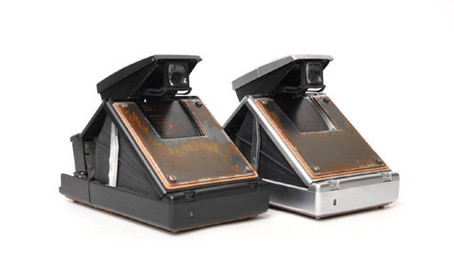 <strong>「Comic Foregrounds Exhibition by Wonder Worker Guerrilla Band.」 </strong>　WWGBによってカスタムされた1970年代のヴィンテージポラロイドカメラ“SX-70”を限定発売