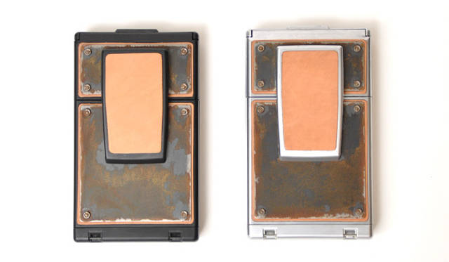 <strong>「Comic Foregrounds Exhibition by Wonder Worker Guerrilla Band.」 </strong>　カメラとストラップがセットになっている　価格｜5万5000円