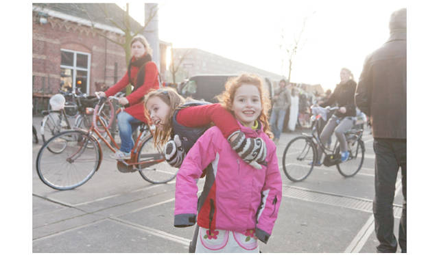 <strong>小野博『世界は小さな祝祭であふれている』 </strong>　