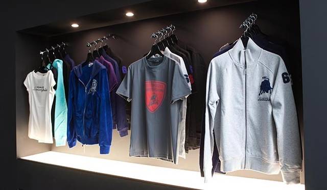 <strong>Lamborghini Christmas Cafe｜ランボルギーニ クリスマスカフェ</strong><br />ランボルギーニコレクションを集めた限定ギフトショップも併設される