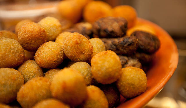 <strong>Lamborghini Christmas Cafe｜ランボルギーニ クリスマスカフェ</strong><br />オリーブアスコラーネ“詰めものをしたオリーブのフライ”