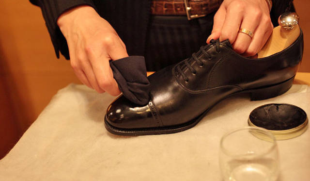 <strong>JOHN LOBB｜ジョンロブ</strong>　クリスマスフェア期間中、ドレスシューズを一足購入した方全員に、「リペアチケット」を1枚プレゼント（一部対象外商品もあり）