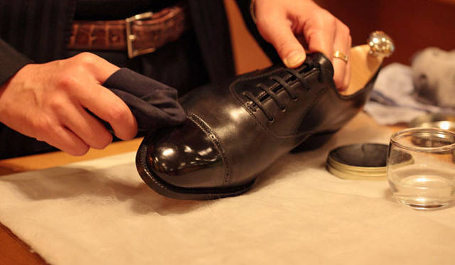 <strong>JOHN LOBB｜ジョンロブ</strong>　購入当日から2013年12月末まで有効の「つま先補修」「ヒール交換」など無料のリペアチケットを進呈