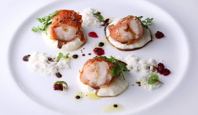 <strong>アルマーニ / リストランテ｜クリスマスディナーコース「NATALE」</strong>　クラテッロで捲いたオマール海老のソテー ブッラータチーズ モデナ産バルサミコヴィネガー