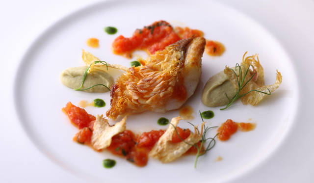 <strong>アルマーニ / リストランテ｜クリスマスディナーコース「NATALE」</strong>　甘鯛のロースト　トマトフォンデュトスカーナ産アンティチョークのフリット