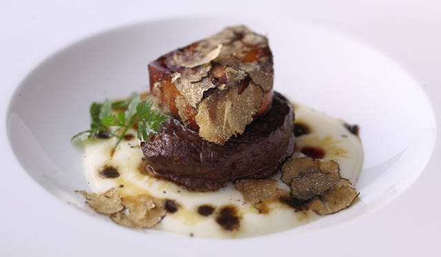 <strong>アルマーニ / リストランテ｜クリスマスディナーコース「NATALE」</strong>　ニュージーランド産黒毛和牛フィレ肉のロッシーニ風フォアグラと黒トリュフ