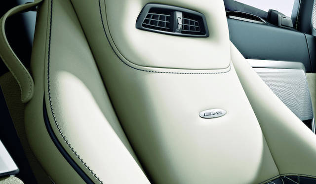 <strong>Mercedes-Benz SLS AMG GT Roadster｜メルセデス・ベンツ SLS AMG GT ロードスター</strong><br />オプション設定される「designoエクスクルーシブスタイル レザー」インテリア