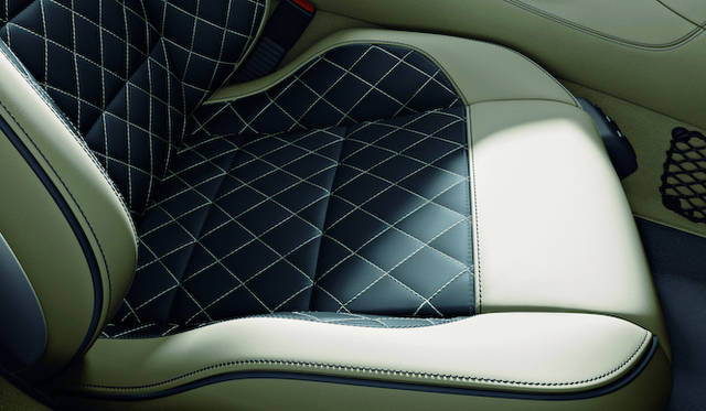 <strong>Mercedes-Benz SLS AMG GT Roadster｜メルセデス・ベンツ SLS AMG GT ロードスター</strong><br />オプション設定される「designoエクスクルーシブスタイル レザー」インテリア