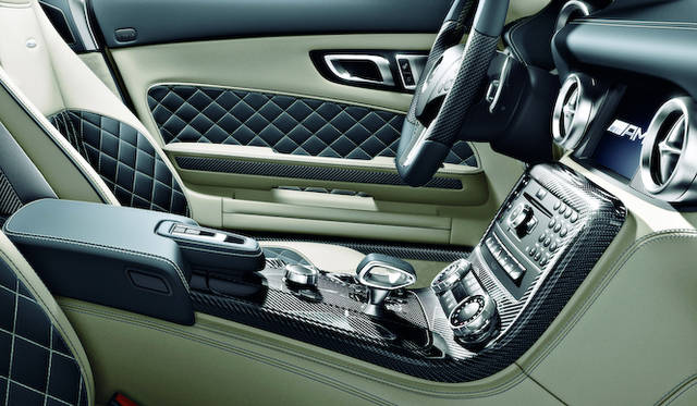 <strong>Mercedes-Benz SLS AMG GT Roadster｜メルセデス・ベンツ SLS AMG GT ロードスター</strong><br />オプション設定される「designoエクスクルーシブスタイル レザー」インテリア