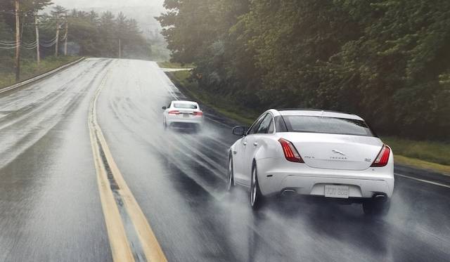 <strong>Jaguar XJ｜ジャガー XJ</strong><br />前方を行くのはおなじエンジンを搭載する「XF」