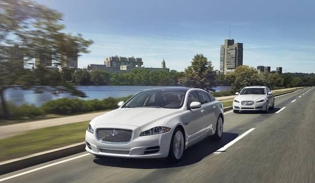 <strong>Jaguar XJ｜ジャガー XJ</strong><br />後方はおなじエンジンを搭載する「XF」