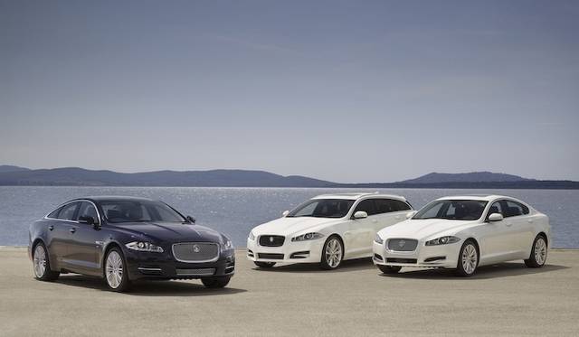 <strong>Jaguar XJ｜ジャガー XJ（左）</strong><br /><strong>Jaguar XF Sportbrake｜ジャガー XF スポーツブレーク （中）</strong><br /><strong>Jaguar XF｜ジャガー XF（右）</strong><br />2013年モデルでは、これら2車種3ボディに、2リッター4気筒エンジンが搭載される。