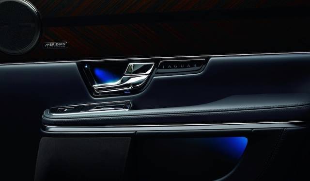 <strong>Jaguar XJ｜ジャガー XJ</strong><br />左上に見えるのは、今回からオプションとして選択が可能になったメリディアンのスピーカーだ