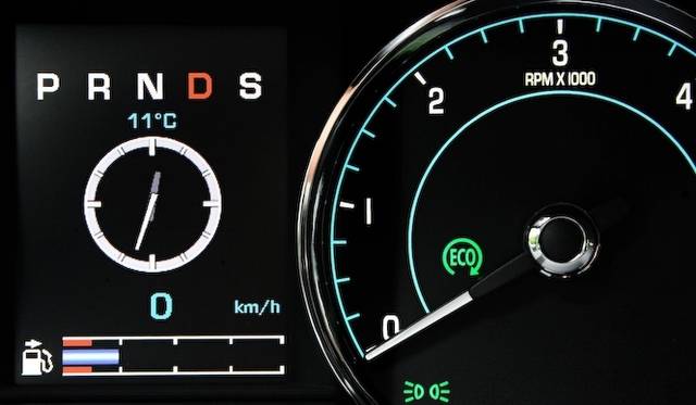 <strong>Jaguar XJ｜ジャガー XJ</strong><br />2リッターエンジンを搭載した以外のモデルでは、停車後0.3秒でエンジンを停止させる「インテリジェント・ストップ・スタートシステム」が採用される