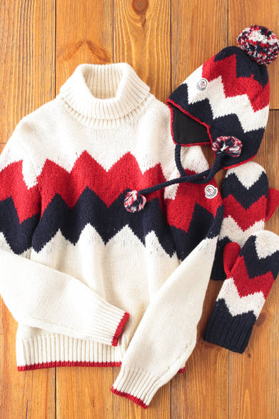 すべて揃えて着たくなるような、モンクレールのタートルネック・ニットセーター、チロリアン・キャップ、グローブの3点セット。トリコロールをジャカードでグラフィカルに表現した柄のクラッシク感が、非常に新鮮でインパクトがある。<br /><br />タートルネックセーター 7万1400円<br />ニットキャップ 2万3100円<br />ニットグローブ 2万1000円（すべてMONCLER）<br />モンクレール ジャパン<br />Tel.03-3486-2110