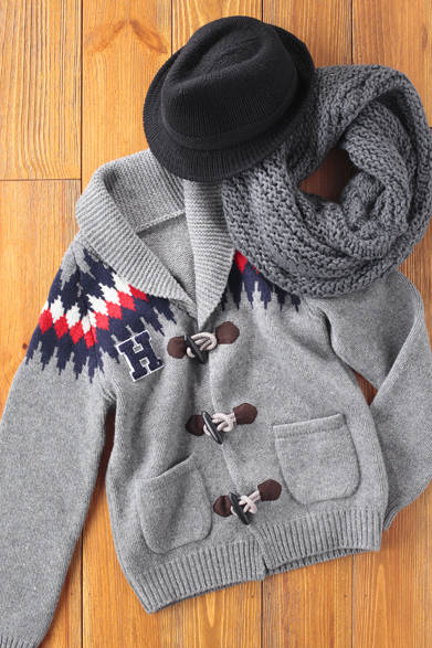 ミドルゲージのショールカラーニットにカントリー要素をプラスし、カウチンニット風に仕上げた、エストネーションのエクスクルーシブブランド「HORN GMT」のカーディガン。ハットはJUNHASHIMOTOの定番サーモハットシリーズ。サーモ糸が熱処理によって形状記憶されているので、ニットでありながら型崩れしにくい。スヌードは、柔らかなローゲージニットで、静電気が起きにくい処理がされた機能派。<br /><br />カーディガン 4万2000円（HORN GMT）<br />ハット 1万9950円（JUNHASHIMOTO）<br />スヌード 8400円（ESTNATION）<br />エストネーション<br />Tel.03-5159-7800