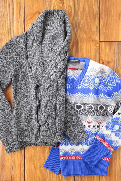 左は、日本ではバーニーズ　ニューヨークのみで取り扱うイタリアのファクトリーブランド「フィリスフィリ」のカーディガン。有名ブランドを数多く手がけてきたファクトリーらしい品質の高さと美しいシルエットが魅力だ。タイトなシルエットのため、温かみがありながらも肩の力が抜けた上品な雰囲気に仕上がっている。右はフィレンツェ出身の女性デザイナーが手がけるニットブランド「ジェンマ アッカ ウォモ」から。フェアアイルとスカルモチーフを組み合わせた柄に発色のよいカラーリングを組み合わせた斬新なデザインが楽しい。<br /><br />カーディガン 3万4650円（FILISUFILI）<br />ニット 2万7300円（GEMMA.H UOMO）<br />バーニーズ　ニューヨーク新宿店<br />Tel.03-3352-1200