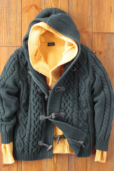 エディフィス×ドルモアのニットアウター。しっかりと編まれながらも柔らかい手触りが特徴のジーロンラムウールを使っており、インナーとしてレイヤードも楽しめる。東京店、丸の内店、名古屋店では、写真のイエロー、グリーンのほか、計9色がラインナップされている。<br /><br />ニットダッフル 各5万2500円（Drumohr）<br />エディフィス 東京<br />Tel.03-3400-2931