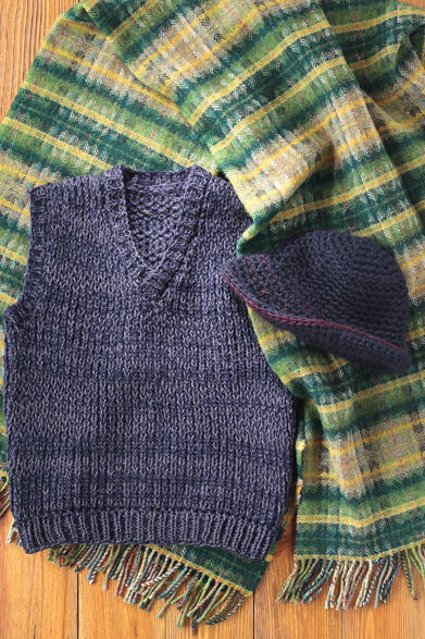 ハンドメイドのドイツ製ニット。ネイビーともパープルともいえない絶妙な色目のメランジ調で、ノスタルジックな雰囲気を演出している。ニットハットも同様に手縫いで、独特なローゲージが魅力だ。ブランケットは、「ドネガルツイード」の生産地、アイルランドのドネガル地方で5代に渡って作り続けられる伝統的なテキスタイルブランドのもの。<br /><br />ニットベスト 5万400円（FRANK LEDER）<br />ニットハット 2万3100円（WOMMELSDORFF）<br />ブランケット 3万3600円（MOLLOY & SONS）<br />International Gallery BEAMS<br />Tel.03-3470-3948