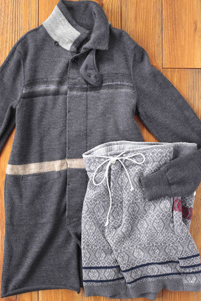 チンストラップが付いたリバーシブルのロングカーディガン。アルパカとウールを使用した柔らかな素材感と落ち着いた配色が心地いい。いっぽうウール・アンゴラを使用したニットショーツは、フェアアイルとボーダーという2つのクラシックな柄を組み合わせた編地がユニークかつ現代的だ。<br /><br />ロングカーディガン 8万4000円<br />ニットショーツ 5万6700円（ともにsacai）<br />sacai<br />Tel.03-6418-5977