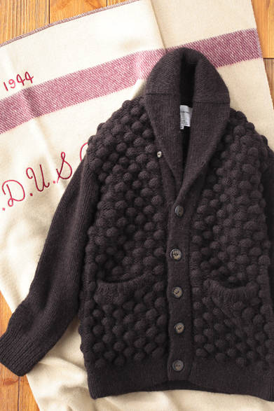 「ロイヤルスープリームアルパカ」という最高品質のアルパカを使った、保温性抜群のカーディガン。アルパカを保護する団体を支援する、デンマーク生まれの日本人兄弟によるブランド、イノウエブラザースの一着。 ブランケットはU.S.ARMYのヴィンテージブランケット。<br /><br />カーディガン 11万5500円（the INOUE BROTHERS）<br />伊勢丹新宿店<br />Tel.03-3352-1111<br /><br />ブランケット 1万3440円（SEVSKIG）<br />Porta PR<br />Tel.03-5794-8278