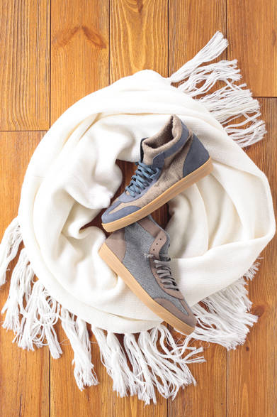 イタリア、フィレンツェのニット・カットソーブランド、ダニエレ・フィエゾーリによるニット製スニーカー。もちろん部分的にはレザーを使用しているが、ニット特有の伸縮性を生かした温かさ、フィット感が心地いい。下のスヌードは、二重巻きにした時のボリューム感と、長めのフリンジ部が特徴。<br /><br />ニットシューズ 各2万7300円（DANIELE FOESOLI）<br />トヨダトレーディング<br />Tel. 03-5350-5567<br /><br />スヌード 5万400円（Sise）<br />Porta PR<br />Tel.03-5794-8278