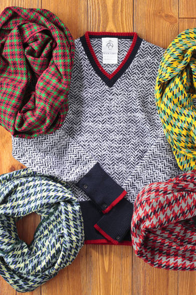 スコットランドの上質なカシミヤを使用した、ブラックフリースのセーター。ネイビーとレッドのネック、裾、袖により、トラディショナルな印象に。もちろんブラックフリースらしく、袖・裾のリブは長めにとってある。スヌードは、スカーフやストールを主に製造するデンマーク発のブランド、エルフルトのもの。<br /><br />セーター 12万6000円（BLACK FLEECE BY Brooks Brothers）<br />ブルックス ブラザーズ ジャパン<br />Tel.03-3403-4990<br /><br />スヌード 各1万1550円（ERFURT）<br />トヨダトレーディング<br />Tel. 03-5350-5567