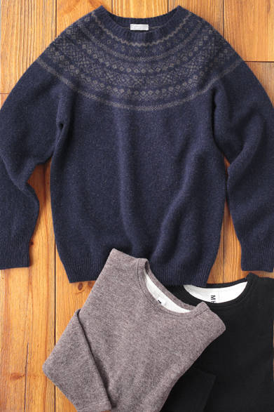 フェアアイル柄をヨークのように施したクルーネックニット。コンパクトなサイズ感、モダンにアレンジされたクラシックな柄がマーガレットハウエルらしい。素材はウール＆カシミアで、スコットランド製。下の2着は、MHL.のAWシーズンで定番的な人気を誇る、ウールジャージー。ニットのような小奇麗さとカットソー縫製のラフさの融合で、大人のリラックス感を演出。<br /><br />フェアアイルニット 4万950円（MARGARET HOWELL）<br />ウールジャージー 1万9950円（MHL.）<br />アングローバル<br />Tel. 03-5467-7874