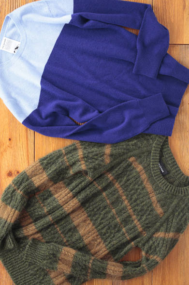 イタリア、カリアッチ社の上質なカシミヤ糸を使用した、独特の発色のニットは、人気急上昇中のドメスティックブランド、マイパンダの1着。やや長めの着丈・袖丈でストンと落ちるシルエットが美しい。下は、複雑なケーブル編みに不均一なボーダーを入れたキッドモヘアのヘアリーなクルーネック。ノスタルジックで大胆な配色が目を引く。<br /><br />ニット（上）2万5200円（my panda）<br />Smiles<br />Tel.03-5724-8521<br /><br />ニット（下）4万9350円（08sircus）<br />M inc<br />Tel.03-3498-6633