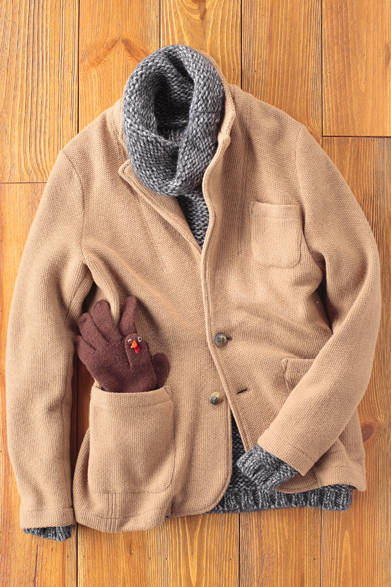 ニットジャケットは、KRABというイタリアのニットブランドのもの。インナーにもタートルなどの毛糸ものをあわせ、ゆったり感を演出したい。インナーは先に登場したニットシューズと同じ、ダニエレ・フィエゾーリのアイテム。グローブは、マサチューセッツ州の動物園の人気者をモチーフにしたジャック・スペードのアイテム。<br /><br />ニットジャケット 3万450円（KRAB）<br />417 バイ エディフィス 渋谷<br />Tel.03-5456-6971<br /><br />ローゲージニット 2万3100円（DANIELE FIESOLI）<br />トヨダトレーディング<br />Tel. 03-5350-5567<br /><br />グローブ 1万4700円（JACK SPADE）<br />GUTHRIE<br />Tel.03-5778-3052