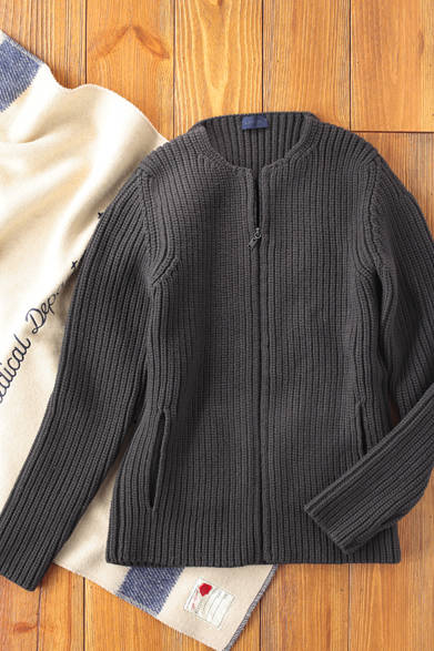 ダークカーキ色のミックスウールを固めに編み上げたローゲージニットジャケット。アウターとしてはもちろん、タイトなシルエットなので、ジャケット、シャツとのコーディネートでも活躍する。シンプルで上質な作りが、幅広いコーディネートを可能にしてくれる一着だ。ブランケットはU.S.ARMYのヴィンテージブランケット。<br /><br />ローゲージニットジャケット 20万1600円（LANVIN）<br />ランバン ジャパン<br />Tel.03-3289-2782<br /><br />ブランケット 6090円（SEVSKIG）<br />Porta PR<br />Tel.03-5794-8278