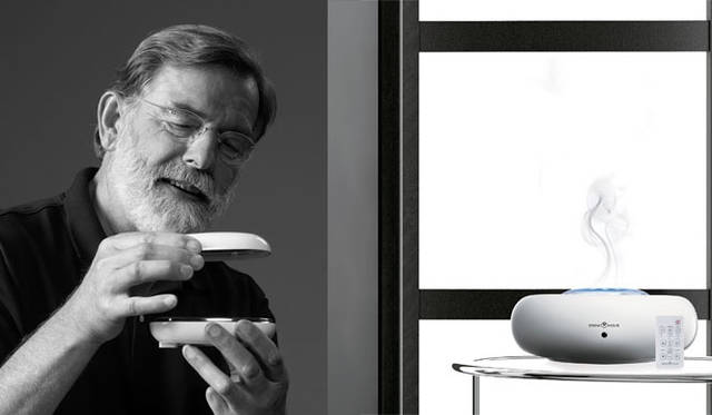 <strong>SERENE HOUSE｜セリーンハウス</strong>　左／クリエイティブディレクターのカースティン・ヨーゲンセン氏、右／超音波式アロマディフューザー「Donut II（ドーナツ）」希望小売価格2万7000円