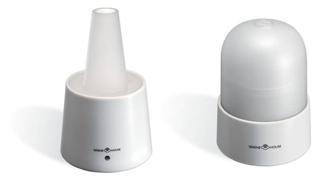 <strong>SERENE HOUSE｜セリーンハウス</strong>　左／超音波式アロマディフューザー「Cenit II（セニット）」希望小売価格1万7000円、右／超音波式アロマディフューザー「Lantern（ランタン）」希望小売価格1万円