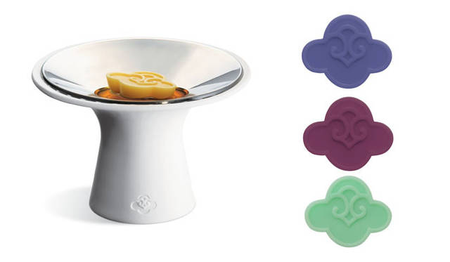 <strong>SERENE HOUSE｜セリーンハウス</strong>　左／ヒーター式アロマディフューザー「Oracle（オラクル）」、右／センティッドワックス（クラウド）