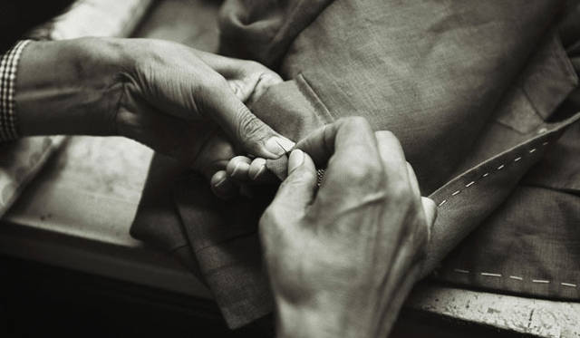 <strong>DOT・TAILOR｜ドットテーラー</strong>　厳選した上質な生地を使用し、70カ所にわたってミリ単位の採寸と補正をすることで完璧な着こなしと高級感を実現