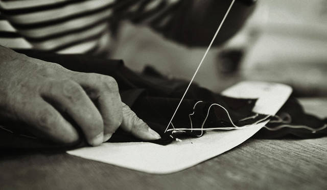 <strong>DOT・TAILOR｜ドットテーラー</strong>　天然ボタン、天然裏地、本切羽、フルステッチ、背返し縫い、脇パッドなど細かな部分まで、すべて日本のスーツ職人の完全な手作業で仕立てられる