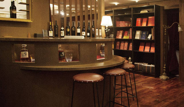 <strong>DOT・TAILOR｜ドットテーラー</strong>　店内は欧米で買い付けたアンティーク家具で統一され、バーカウンターも設置されている