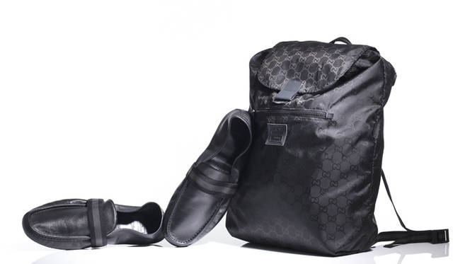 <strong>GUCCI｜グッチ</strong>　左から ラバーソールレザースリッポン　4万9350円、バックパック　4万4100円