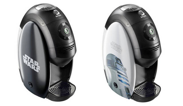 <strong>NESTLE｜ネスレ</strong>　左／「ネスカフェ ゴールドブレンド バリスタ スター・ウォーズ『ダーク・サイド』セット」、右／「ネスカフェ ゴールドブレンド バリスタ スター・ウォーズ『ライト・サイド』セット」