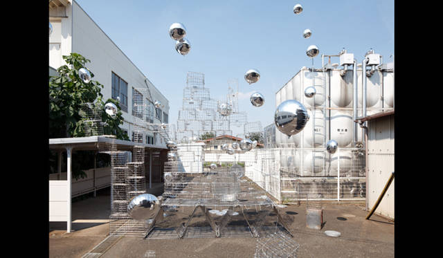 <strong>ART｜あたらしい美術の動向を探る 「アーティスト・ファイル 2013――現代の作家たち」 </strong>　利部志穂 《水位》 2011年 不要になったもの（給食調理器具）、ステンレス、アルミ素材、ヘリウムガス、他 撮影：若林勇人