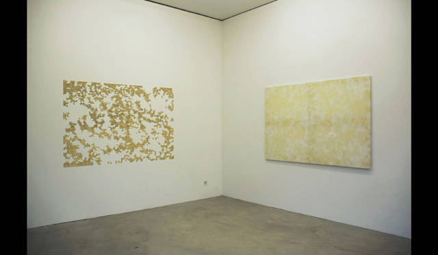 <strong>ART｜あたらしい美術の動向を探る 「アーティスト・ファイル 2013――現代の作家たち」 </strong>　東亭順 右｜《Sad but True》 2011年 中古シーツ、水性ニス、ポピーオイル、アクリル絵具、木枠 左｜《Sad but True》 2011年 壁に金色の画鋲 Ⓒ Jun Azumatei / courtesy of AB Gallery 