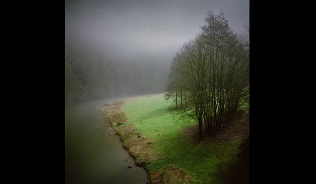 <strong>ART｜あたらしい美術の動向を探る 「アーティスト・ファイル 2013――現代の作家たち」 </strong>　ダレン・アーモンド 《Fullmoon アイフェルにて 2》 2002年 Type-Cプリント Courtesy of Galerie Max Hetzler, Berlin / Darren Almond