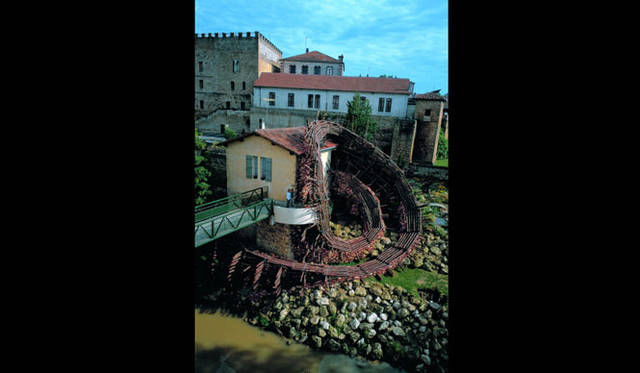 <strong>ART｜あたらしい美術の動向を探る 「アーティスト・ファイル 2013――現代の作家たち」 </strong>　國安孝昌 《Spiral of MIDOU》 1997年 海岸松、陶ブロック モン＝ド＝マルサン市（フランス） 撮影：國安孝昌