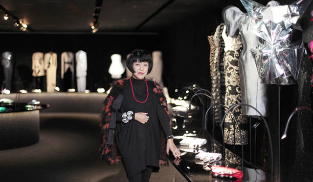 <strong>GIORGIO ARMANI｜ジョルジオ アルマーニ</strong>　ファッションジャーナリストの生駒芳子さんに、展覧会会場にて話を聞いた。