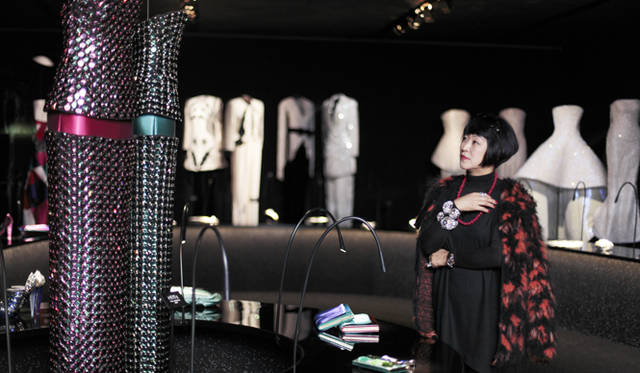 <strong>GIORGIO ARMANI｜ジョルジオ アルマーニ</strong>　「ジョルジオ・アルマーニ氏本人が厳選したものが見られる、“キュレーテッド by アルマーニ”とい うのが最高の贅たくだと思います」（生駒芳子さん）