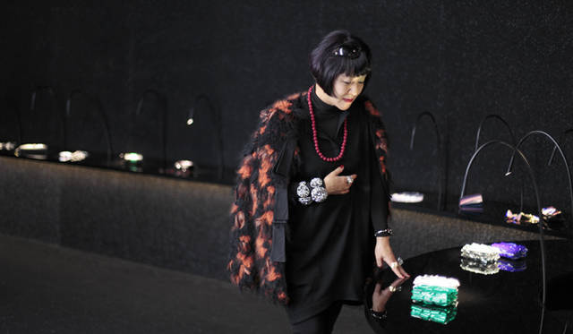 <strong>GIORGIO ARMANI｜ジョルジオ アルマーニ</strong>　「小物ひとつひとつもすばらしい。パワーが宿っていますよね」（生駒芳子さん）