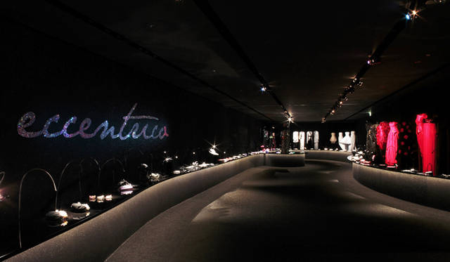 <strong>GIORGIO ARMANI｜ジョルジオ アルマーニ</strong>　「エキセントリック」展の会場のようす。天井から床、什器に至るまで、今回のために特別にデザインされた。