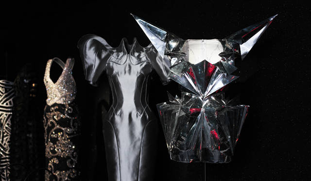 <strong>GIORGIO ARMANI｜ジョルジオ アルマーニ</strong>　レディ・ガガのためにデザインされたドレス。ファッションやカルチャーのパイオニア的存在である彼女にこそふさわしい。