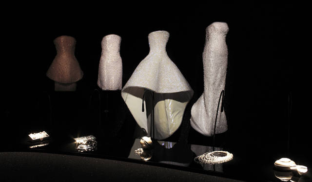 <strong>GIORGIO ARMANI｜ジョルジオ アルマーニ</strong>　月をイメージして作られたドレス。陰翳礼讃とも言うべき、清廉な美しさが宿る。